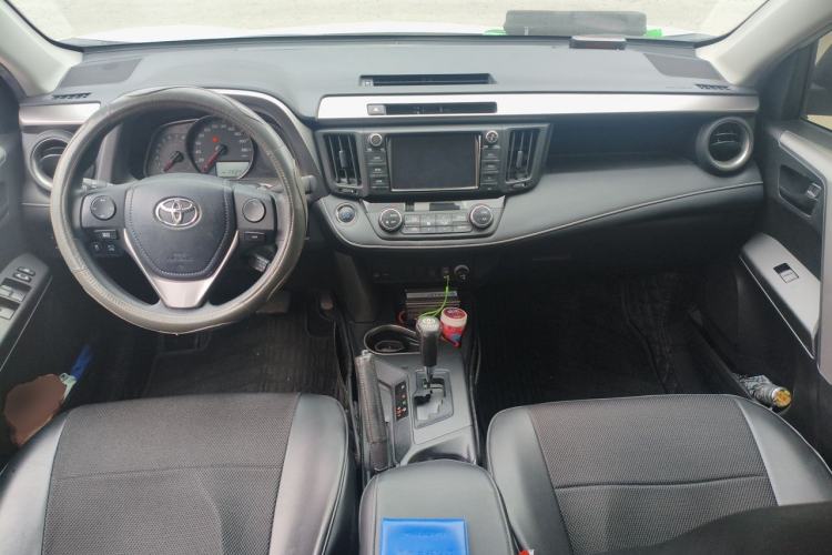 Used Toyota RAV4 2019 2.0L CVT Two-Wheel Drive Luxury Version China VI Standard Center Console