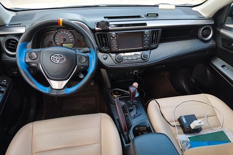 Used Toyota RAV4 2019 2.0L CVT Two-Wheel Drive Comfort Edition China VI Standard Center Console