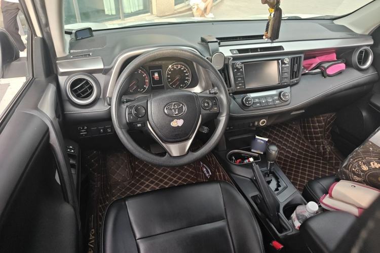 Used Toyota RAV4 2019 2.0L CVT Two-Wheel Drive Fashion X Limited Edition China VI Standard Center Console