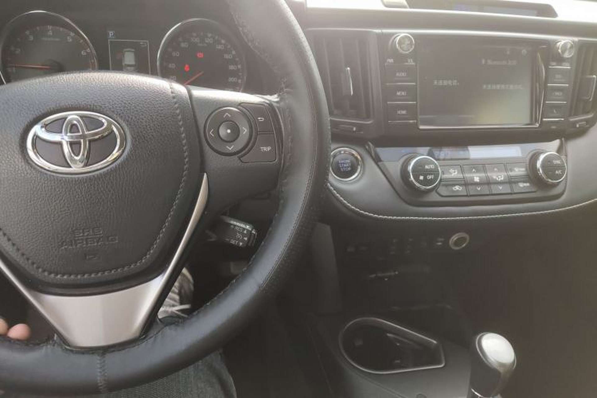 Used Toyota RAV4 2019 2.0L CVT Two-Wheel Drive ZhiShang Version China VI Standard Center Console
