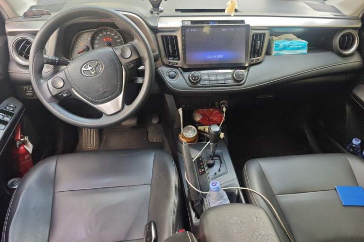 Used Toyota RAV4 2019 2.0L CVT Two-Wheel Drive Luxury Version China VI Standard Center Console