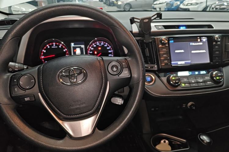Used Toyota RAV4 2019 2.0L CVT Two-Wheel Drive Fashion X Limited Edition China VI Standard Center Console