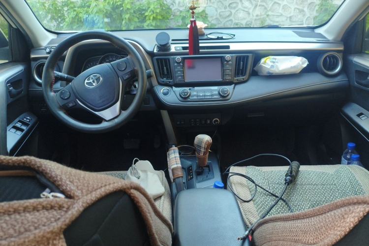 Used Toyota RAV4 2019 2.0L CVT Two-Wheel Drive Comfort Edition China VI Standard Center Console