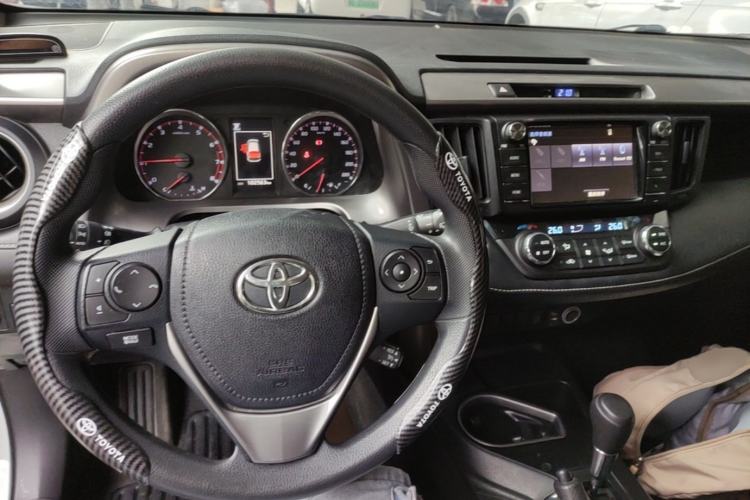 Used Toyota RAV4 2019 2.0L CVT Two-Wheel Drive Fashion X Limited Edition China VI Standard Center Console