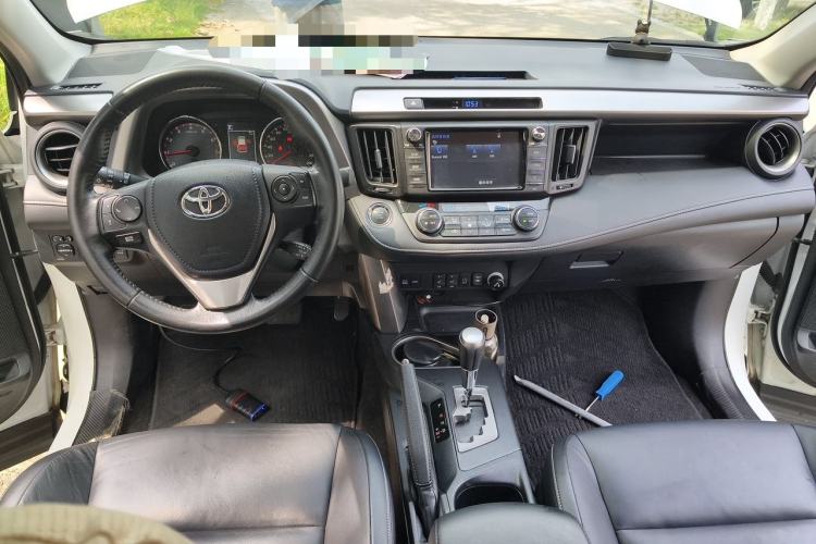 Used Toyota RAV4 2019 2.0L CVT Two-Wheel Drive ZhiShang Version China VI Standard Center Console