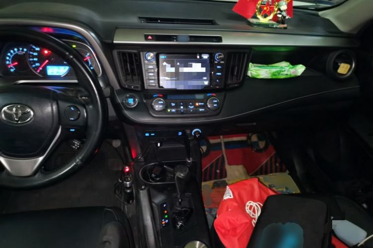 Used Toyota RAV4 2019 2.0L CVT Two-Wheel Drive Luxury Version China VI Standard Center Console