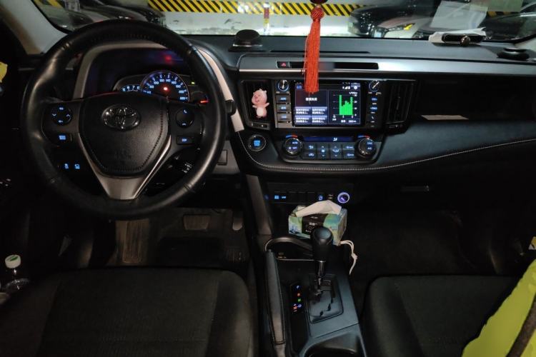 Used Toyota RAV4 2019 2.0L CVT Two-Wheel Drive Luxury Version China VI Standard Center Console