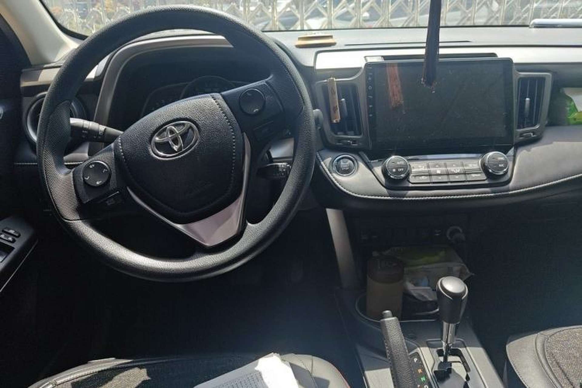 Used Toyota RAV4 2019 2.0L CVT Two-Wheel Drive Luxury Version China VI Standard Center Console