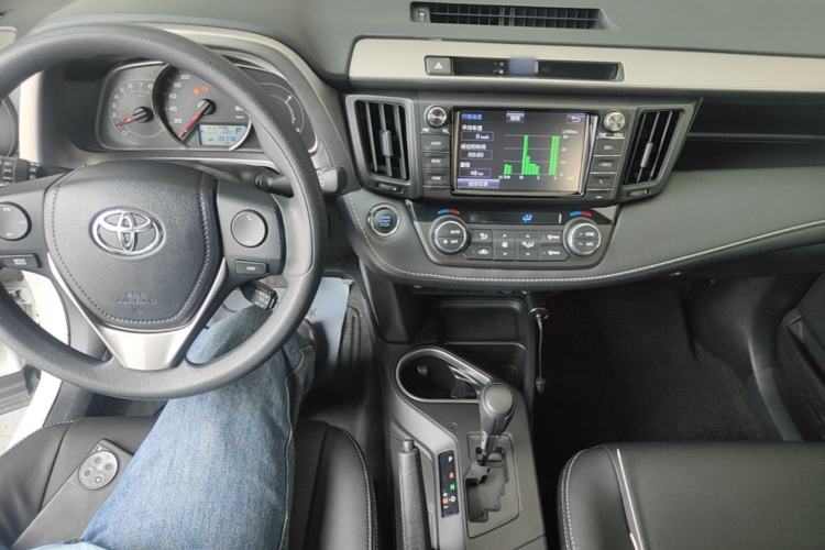 Used Toyota RAV4 2019 2.0L CVT Two-Wheel Drive Luxury Version China VI Standard Center Console