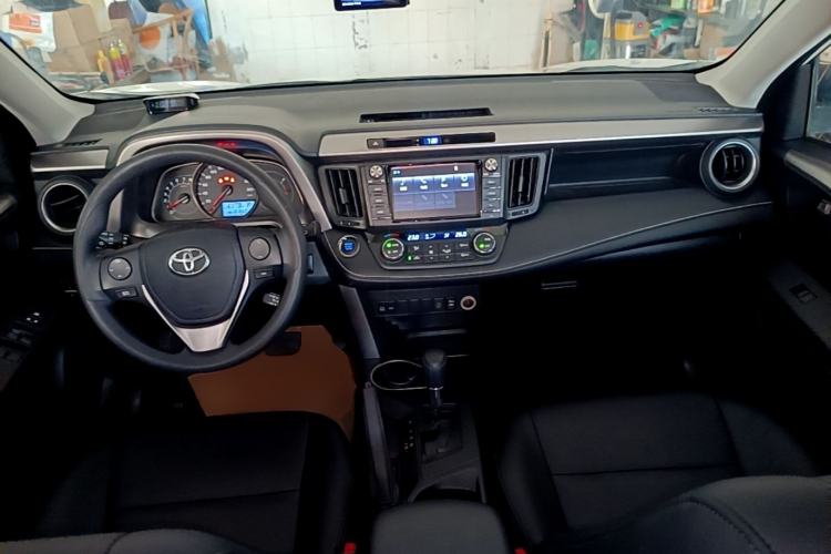 Used Toyota RAV4 2019 2.0L CVT Two-Wheel Drive Luxury Version China VI Standard Center Console
