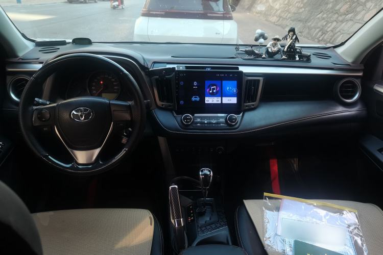 Used Toyota RAV4 2019 2.0L CVT Two-Wheel Drive Comfort Edition China VI Standard Center Console