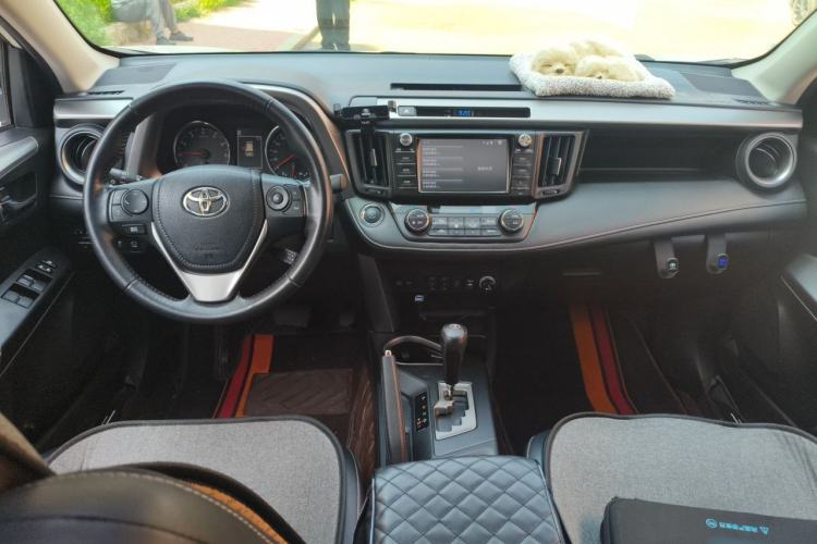 Used Toyota RAV4 2019 2.0L CVT Two-Wheel Drive ZhiShang Version China VI Standard Center Console