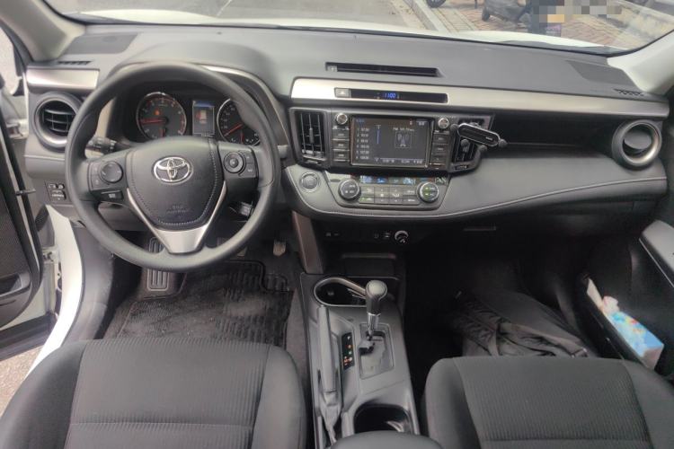 Used Toyota RAV4 2019 2.0L CVT Two-Wheel Drive Fashion X Limited Edition China VI Standard Center Console