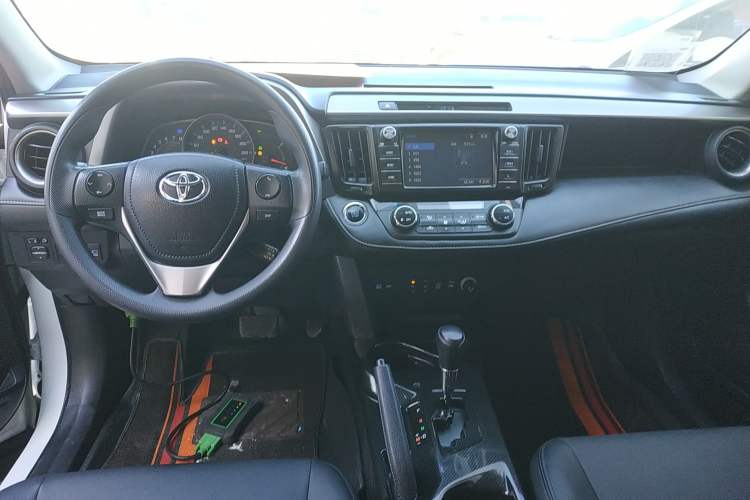 Used Toyota RAV4 2019 2.0L CVT Two-Wheel Drive Comfort Edition China VI Standard Center Console