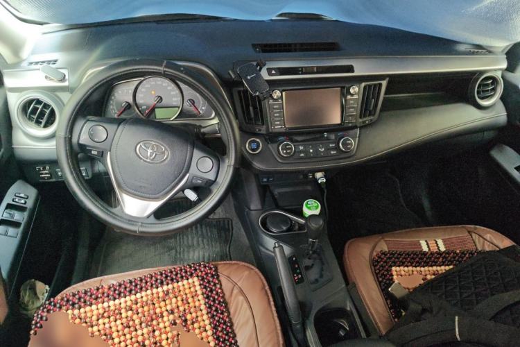 Used Toyota RAV4 2019 2.0L CVT Two-Wheel Drive Luxury Version China VI Standard Center Console