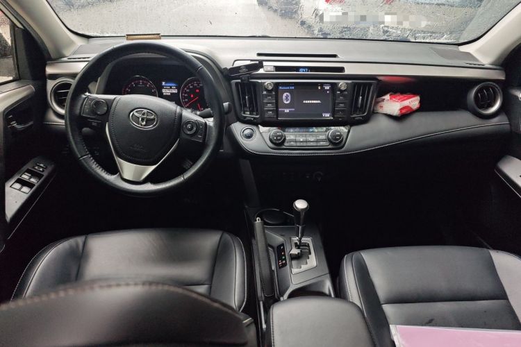 Used Toyota RAV4 2019 2.0L CVT Two-Wheel Drive ZhiShang Version China VI Standard Center Console