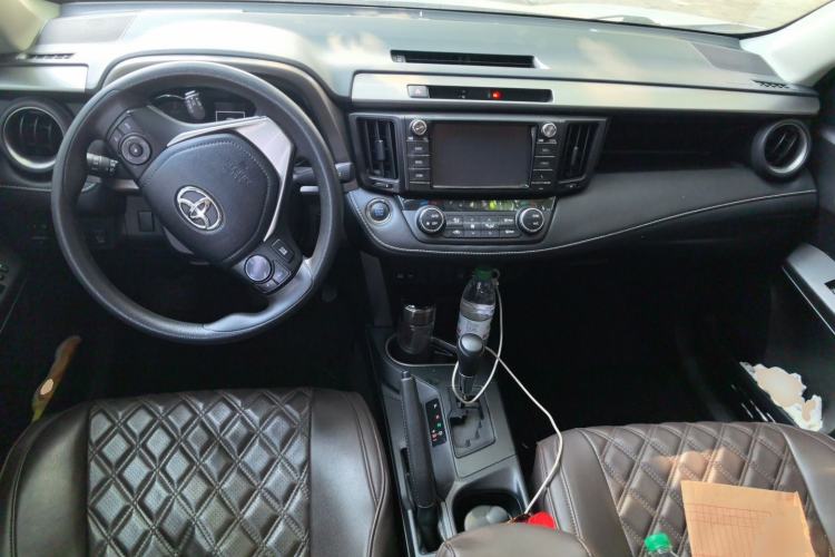 Used Toyota RAV4 2019 2.0L CVT Two-Wheel Drive Fashion X Limited Edition China VI Standard Center Console