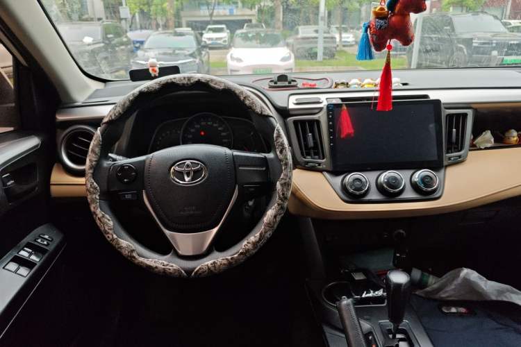 Used Toyota RAV4 2019 2.0L CVT Two-Wheel Drive Urban Edition China VI Standard Center Console
