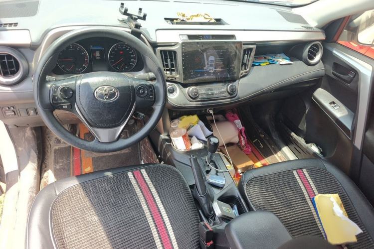 Used Toyota RAV4 2019 2.0L CVT Two-Wheel Drive Fashion X Limited Edition China VI Standard Center Console