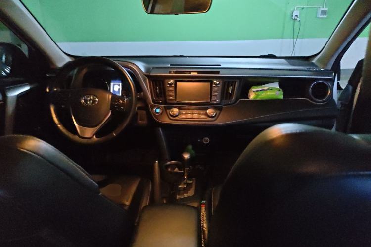 Used Toyota RAV4 2019 2.0L CVT Two-Wheel Drive ZhiShang Version China VI Standard Center Console