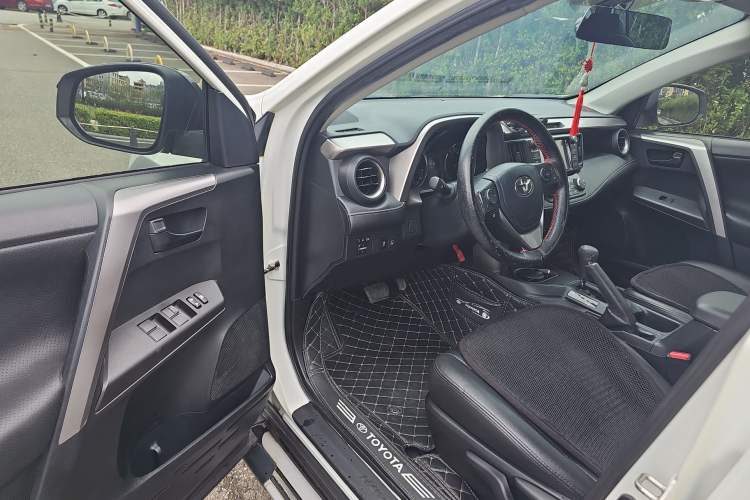 Used Toyota RAV4 2019 2.0L CVT Two-Wheel Drive Fashion X Limited Edition China V Standard Driver Seat