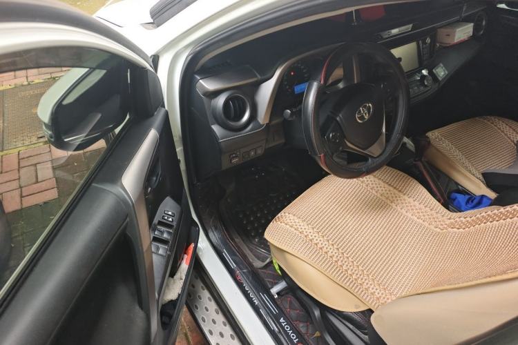 Used Toyota RAV4 2019 2.0L CVT Two-Wheel Drive Luxury Version China VI Standard Driver Seat