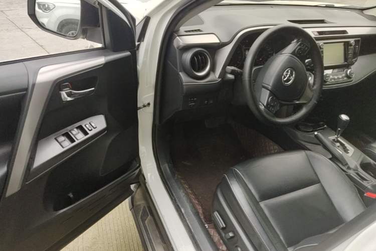 Used Toyota RAV4 2019 2.0L CVT Two-Wheel Drive ZhiShang Version China VI Standard Driver Seat