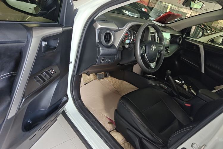 Used Toyota RAV4 2019 2.0L CVT Two-Wheel Drive Pioneer Edition China VI Standard Driver Seat