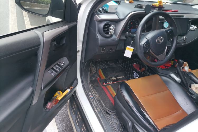 Used Toyota RAV4 2019 2.0L CVT Two-Wheel Drive Luxury Version China VI Standard Driver Seat