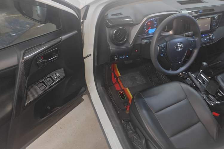 Used Toyota RAV4 2019 2.0L CVT Two-Wheel Drive Luxury Version China VI Standard Driver Seat