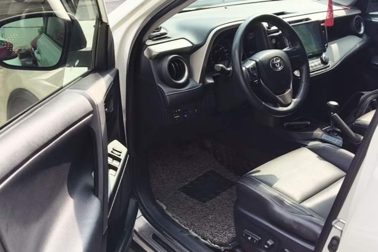 Used Toyota RAV4 2019 2.0L CVT Two-Wheel Drive Pioneer Edition China VI Standard Driver Seat