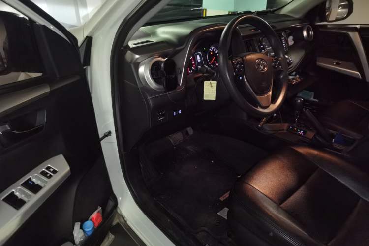 Used Toyota RAV4 2019 2.0L CVT Two-Wheel Drive Fashion X Limited Edition China VI Standard Driver Seat