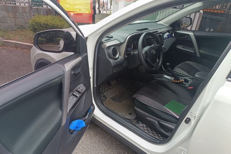 Used Toyota RAV4 2019 2.0L CVT Two-Wheel Drive Luxury Version China VI Standard Driver Seat