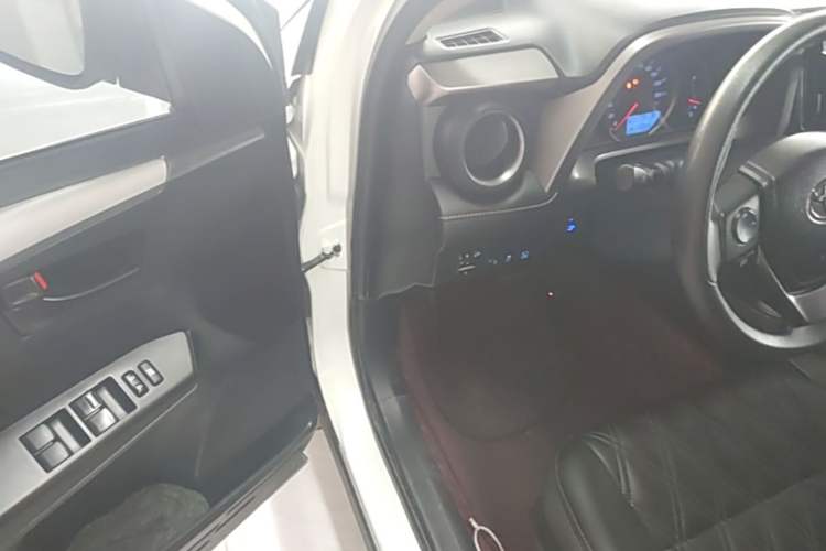 Used Toyota RAV4 2019 2.0L CVT Two-Wheel Drive Luxury Version China VI Standard Driver Seat