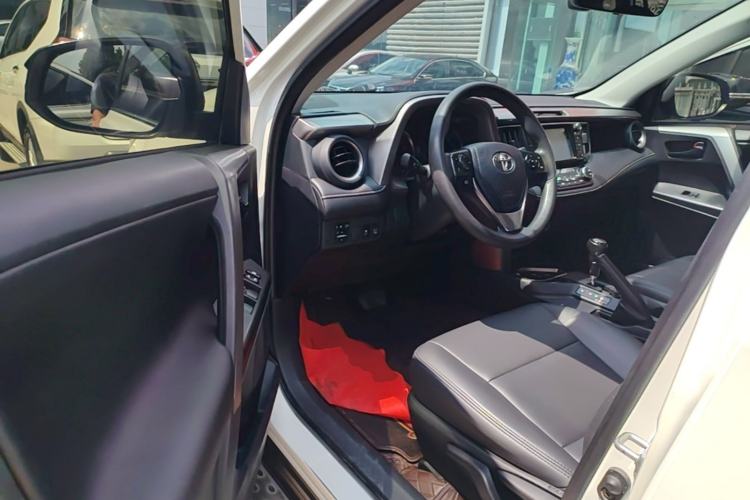 Used Toyota RAV4 2019 2.0L CVT Two-Wheel Drive Fashion X Limited Edition China VI Standard Driver Seat