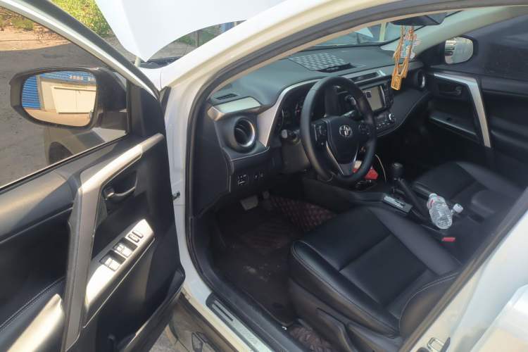 Used Toyota RAV4 2019 2.0L CVT Two-Wheel Drive Fashion X Limited Edition China VI Standard Driver Seat