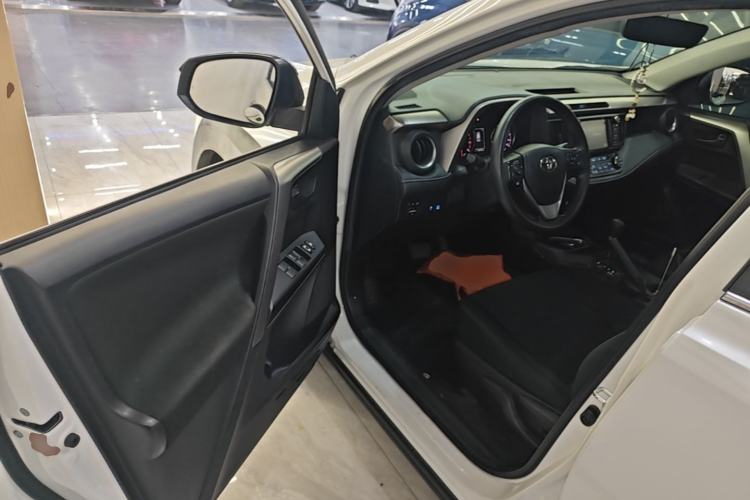 Used Toyota RAV4 2019 2.0L CVT Two-Wheel Drive Fashion X Limited Edition China VI Standard Driver Seat