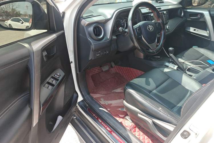 Used Toyota RAV4 2019 2.0L CVT Two-Wheel Drive Luxury Version China VI Standard Driver Seat