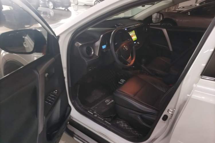 Used Toyota RAV4 2019 2.0L CVT Two-Wheel Drive Pioneer Edition China V Standard Driver Seat