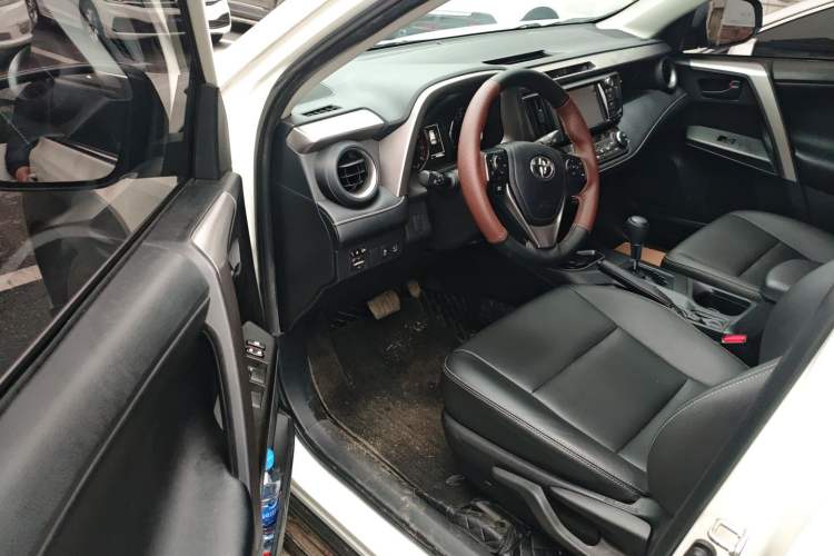Used Toyota RAV4 2019 2.0L CVT Two-Wheel Drive Fashion X Limited Edition China VI Standard Driver Seat