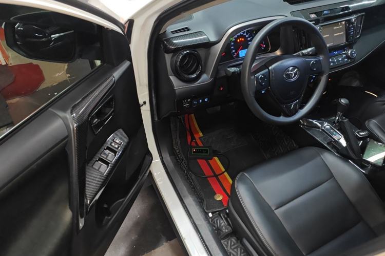 Used Toyota RAV4 2019 2.0L CVT Two-Wheel Drive Luxury Version China VI Standard Driver Seat