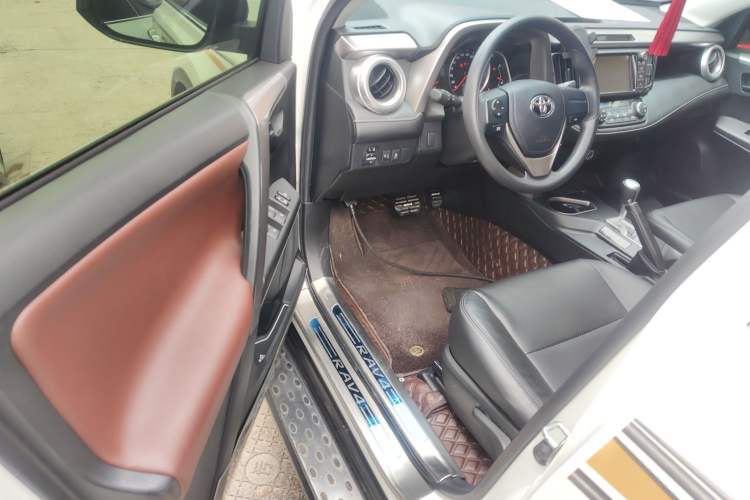 Used Toyota RAV4 2019 2.0L CVT Two-Wheel Drive Pioneer Edition China V Standard Driver Seat
