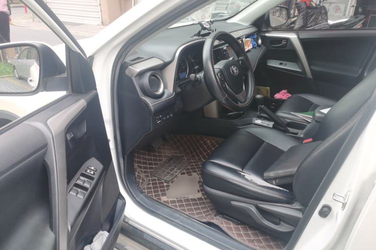 Used Toyota RAV4 2019 2.0L CVT Two-Wheel Drive Luxury Version China VI Standard Driver Seat