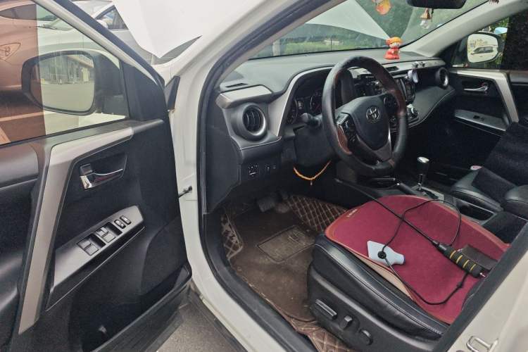 Used Toyota RAV4 2019 2.0L CVT Two-Wheel Drive ZhiShang Version China VI Standard Driver Seat