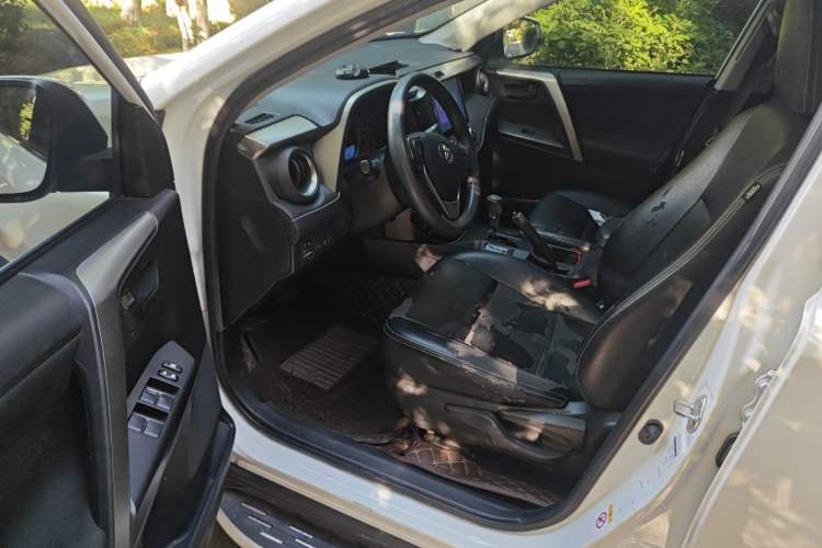 Used Toyota RAV4 2019 2.0L CVT Two-Wheel Drive Pioneer Edition China V Standard Driver Seat