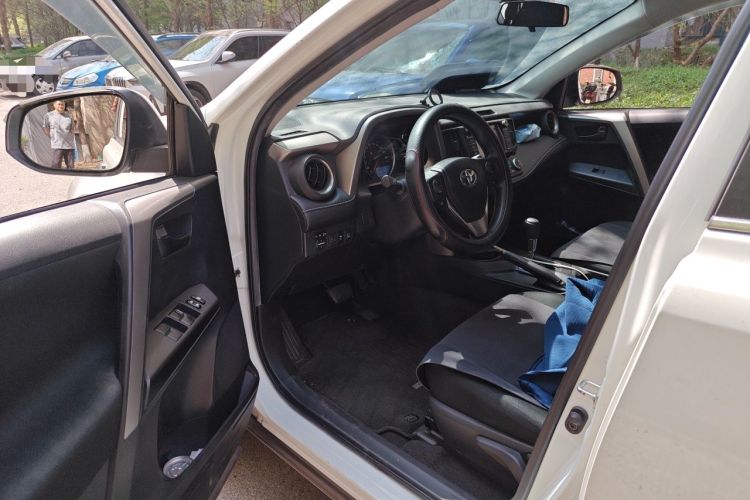 Used Toyota RAV4 2019 2.0L CVT Two-Wheel Drive Luxury Version China VI Standard Driver Seat