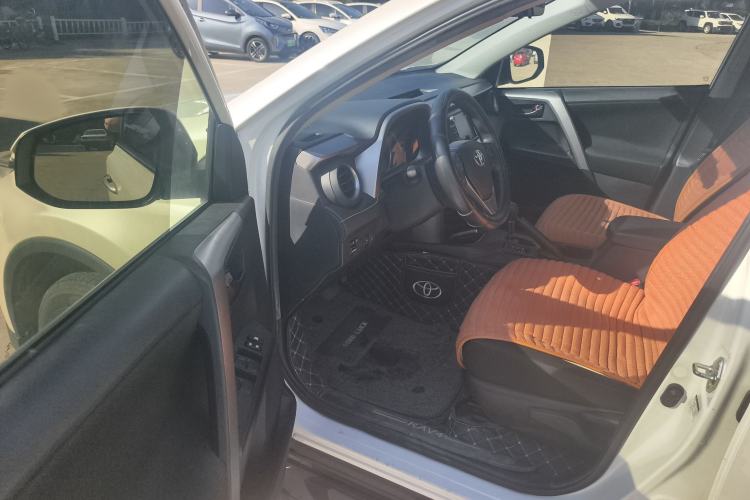 Used Toyota RAV4 2019 2.0L CVT Two-Wheel Drive Luxury Version China VI Standard Driver Seat