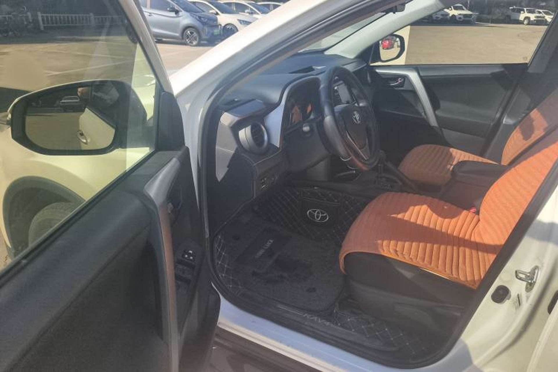 Used Toyota RAV4 2019 2.0L CVT Two-Wheel Drive Luxury Version China VI Standard Driver Seat