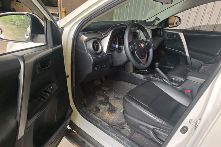 Used Toyota RAV4 2019 2.0L CVT Two-Wheel Drive Luxury Version China VI Standard Driver Seat