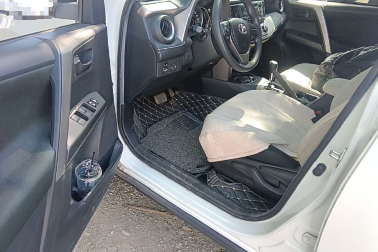 Used Toyota RAV4 2019 2.0L CVT Two-Wheel Drive Pioneer Edition China VI Standard Driver Seat